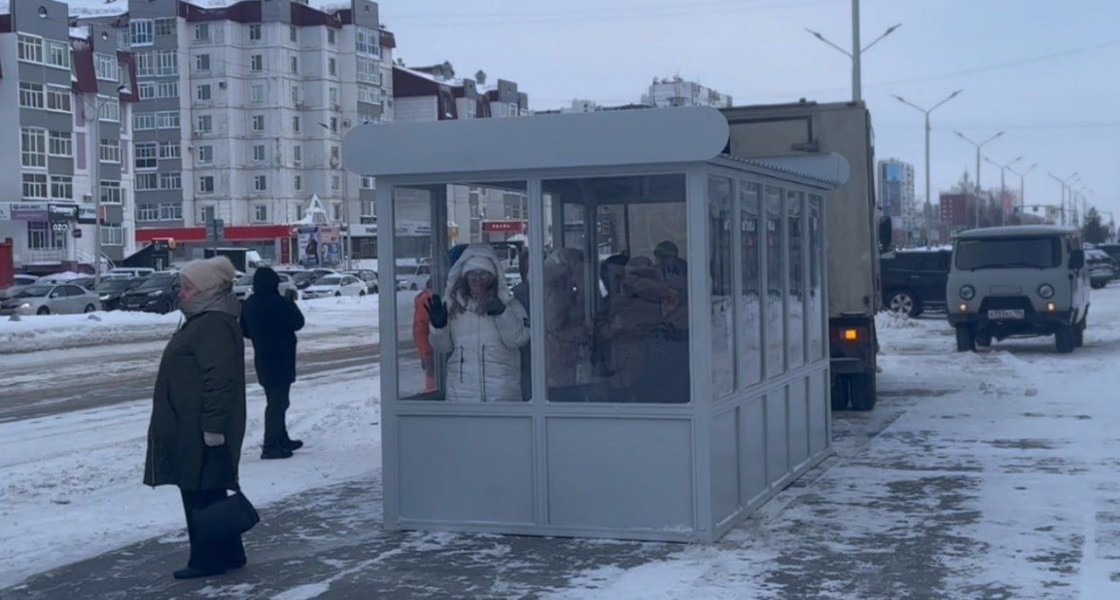 Жителям Нижневартовска не хватает места на новых остановках