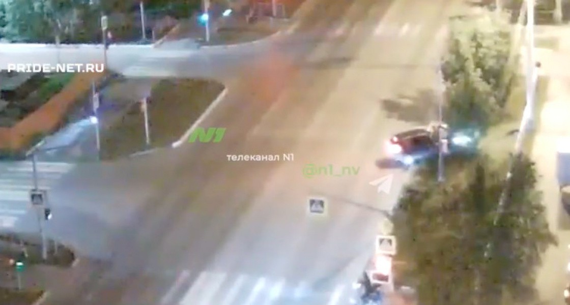 Пьяная жительница Нижневартовска врезалась в дерево на автомобиле. ВИДЕО