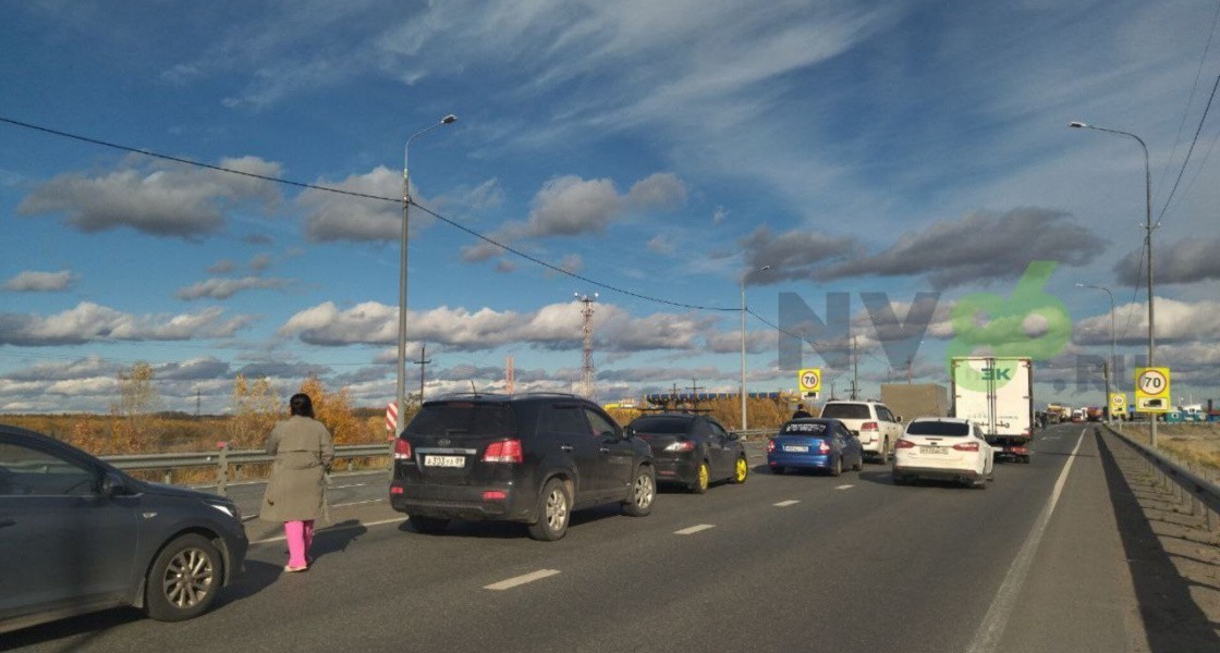 В ХМАО на мосту через Обь из-за горящего автомобиля образовалась гигантская пробка