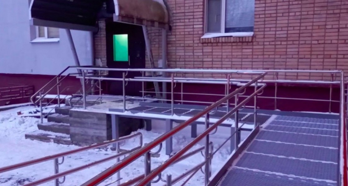 В многоэтажках Нижневартовска устанавливают электронные подъемники для инвалидов