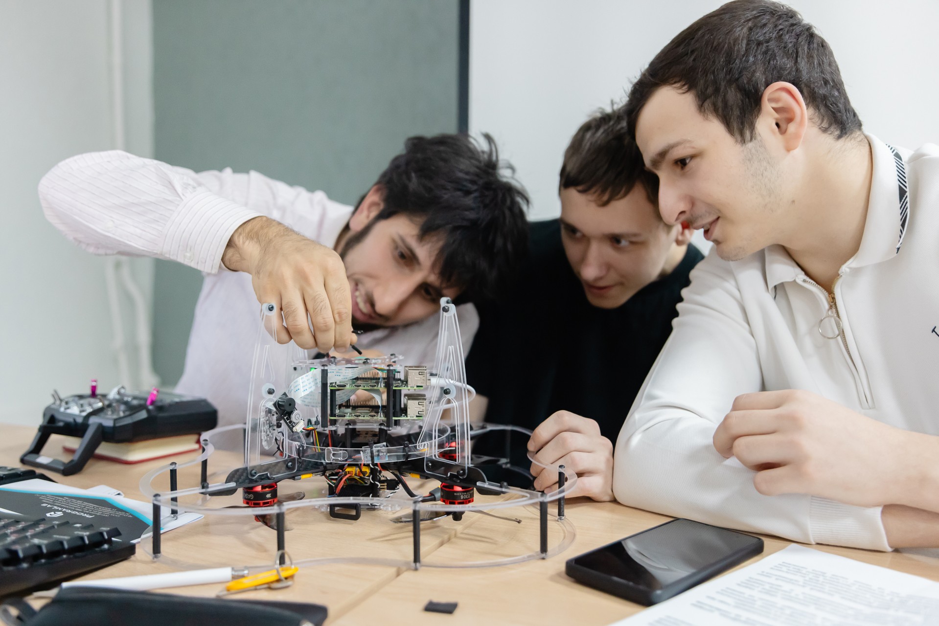 В Нижневартовске студентов учат ремонтировать беспилотники