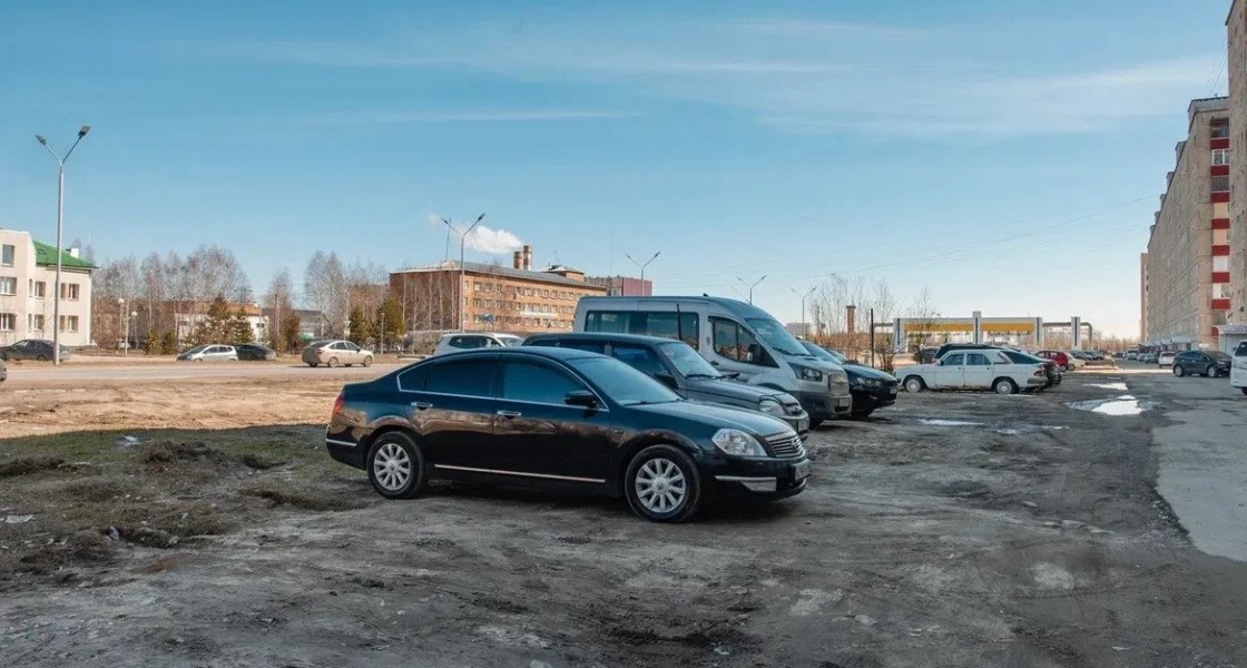 В Нижневартовске после многочисленных жалоб жителей взялись за проблемную парковку