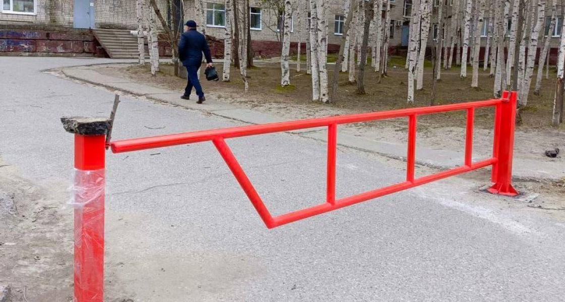 В Нижневартовске на территории городской поликлиники установили шлагбаум