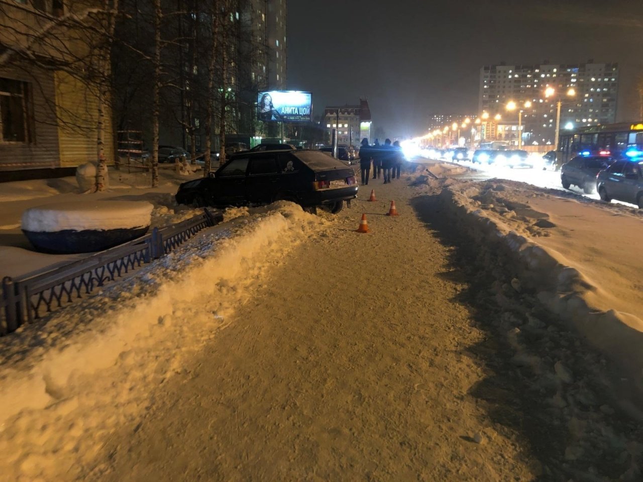 В Нижневартовске машина сбила женщину прямо на тротуаре