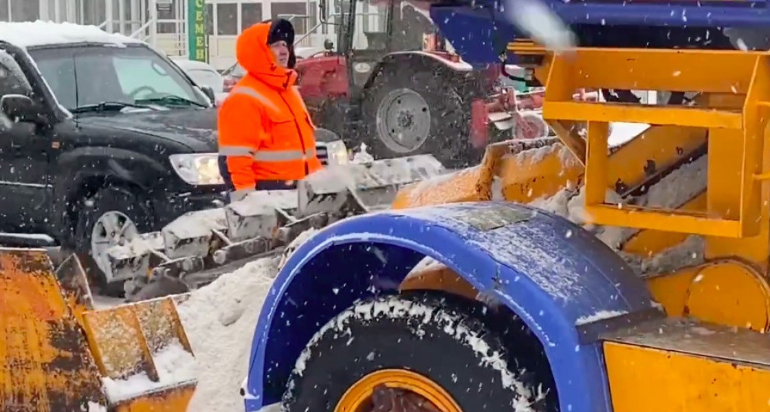 В Нижневартовске из-за работы снегоуборочной техники на дорогах становится опаснее