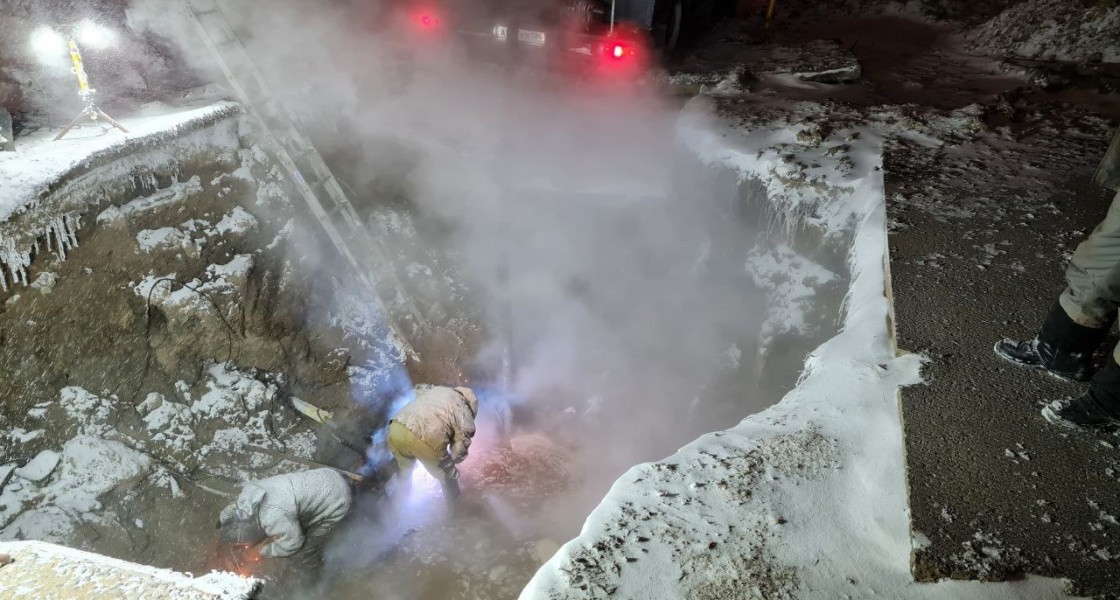 В Нижневартовске из-за порыва несколько домов остались без отопления. ВИДЕО