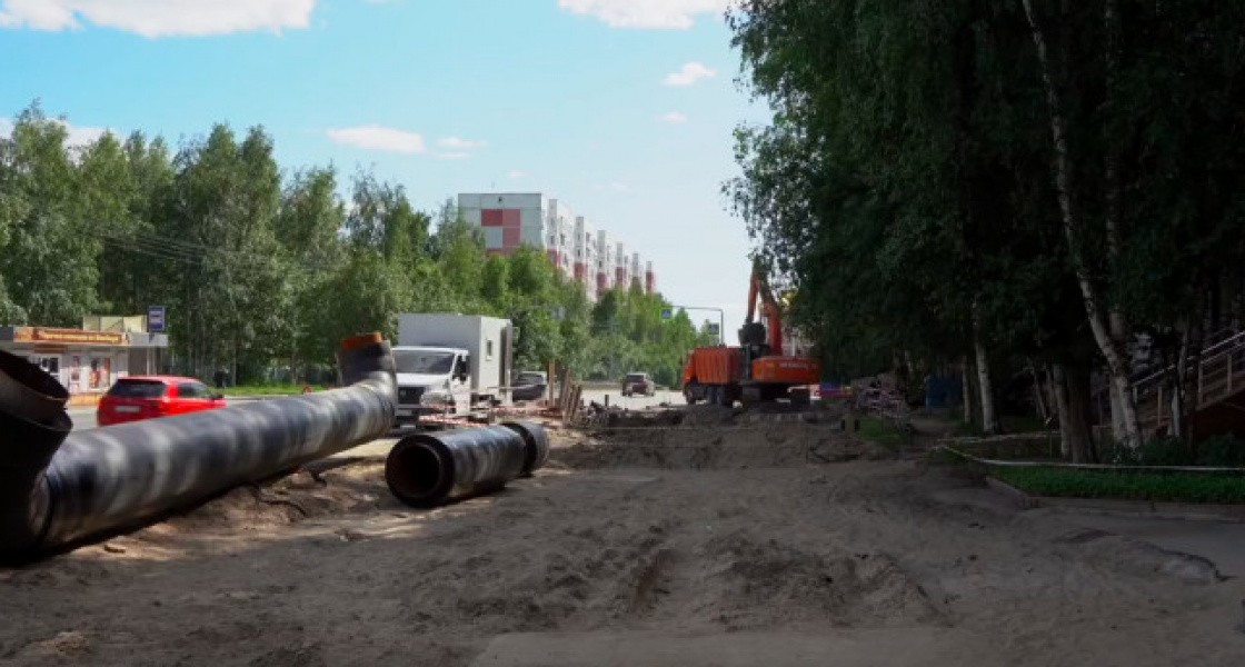 В Нижневартовске коммунальщики меняют аварийные участки. ВИДЕО