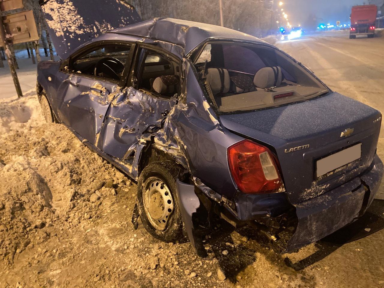 В Нижневартовске легковушка влетела под грузовик