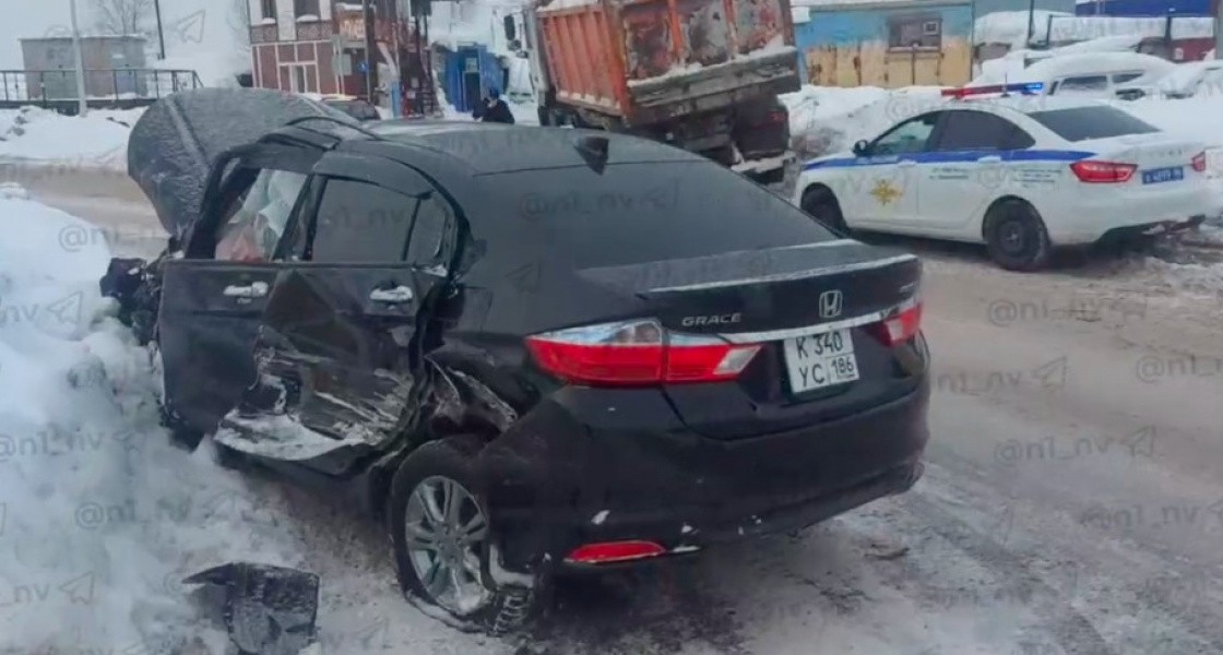В Нижневартовске автомобиль занесло под колеса самосвала