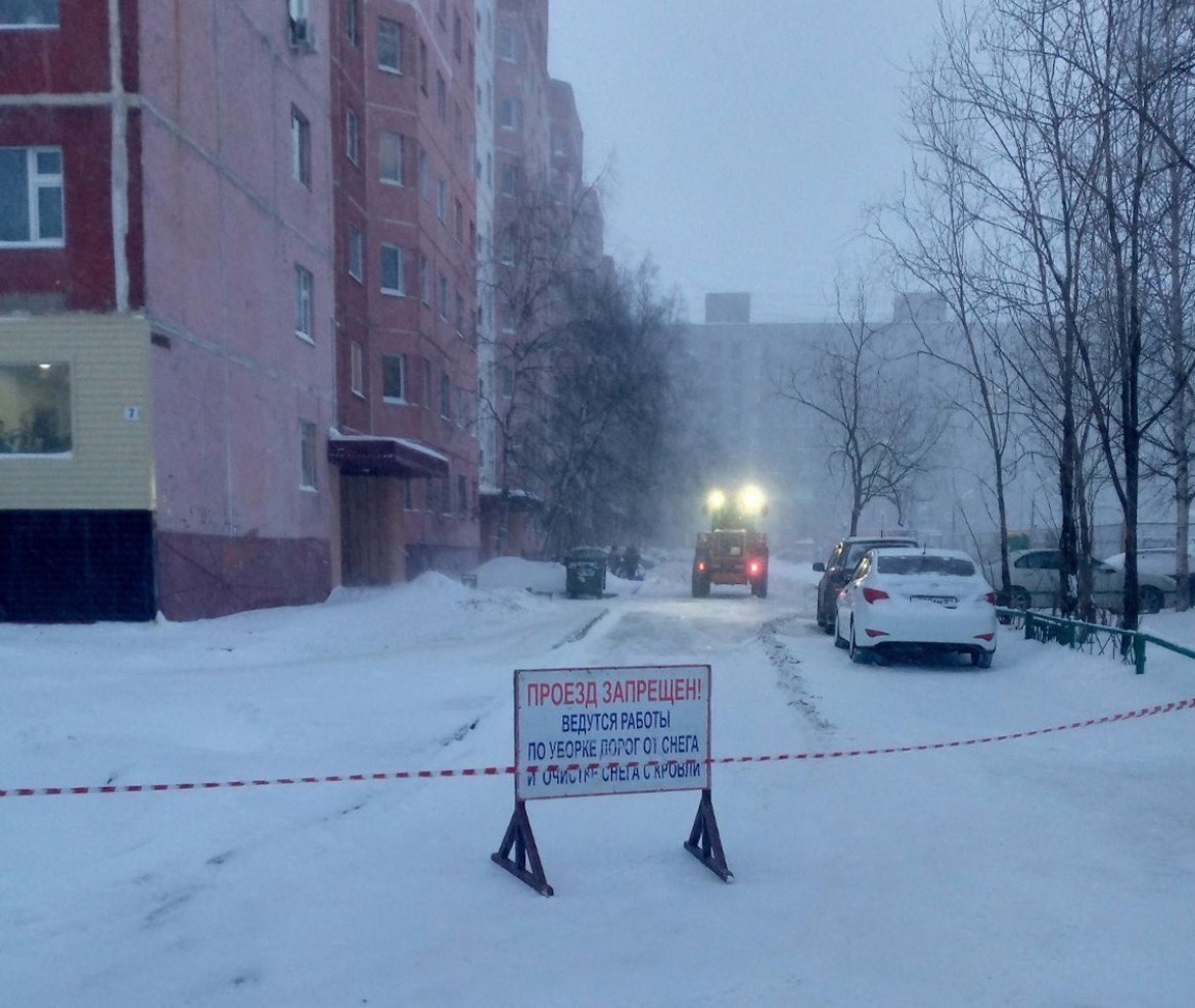 Коммунальщики Нижневартовска вышли на борьбу с последствиями сильного снегопада