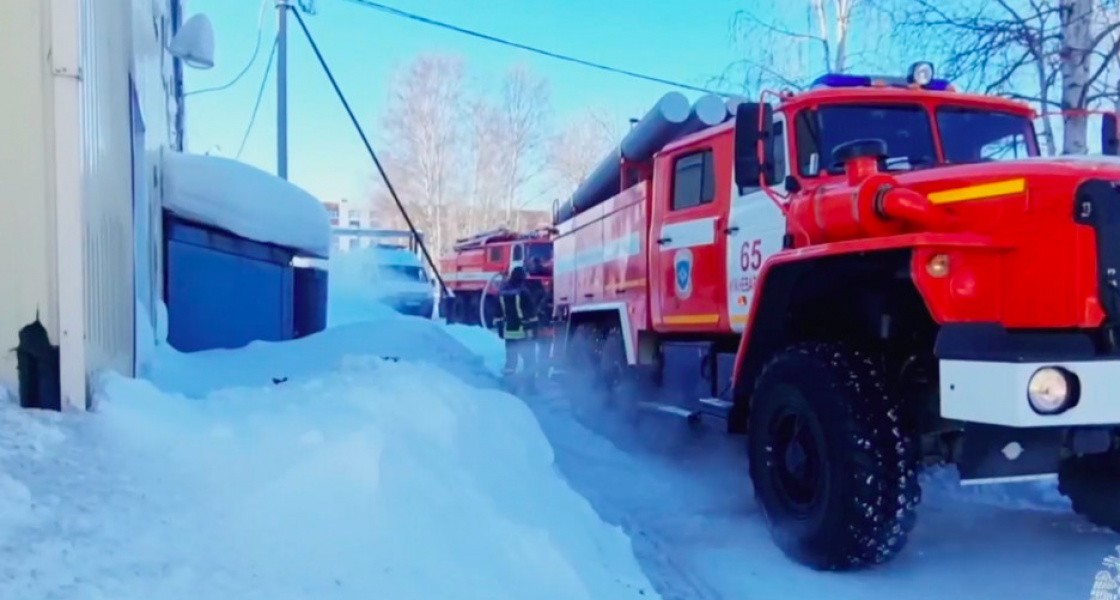 В Нижневартовске женщина чуть не погибла во время пожара в расселенном доме