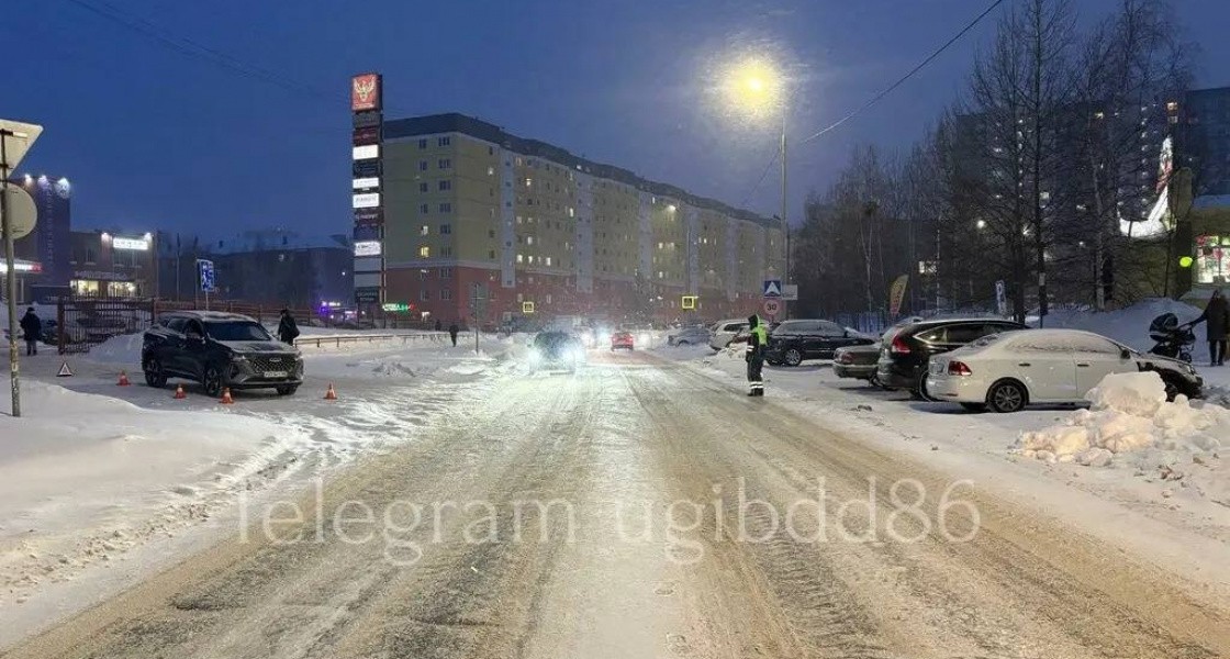 В Нижневартовске автомобиль сбил женщину на выезде из двора