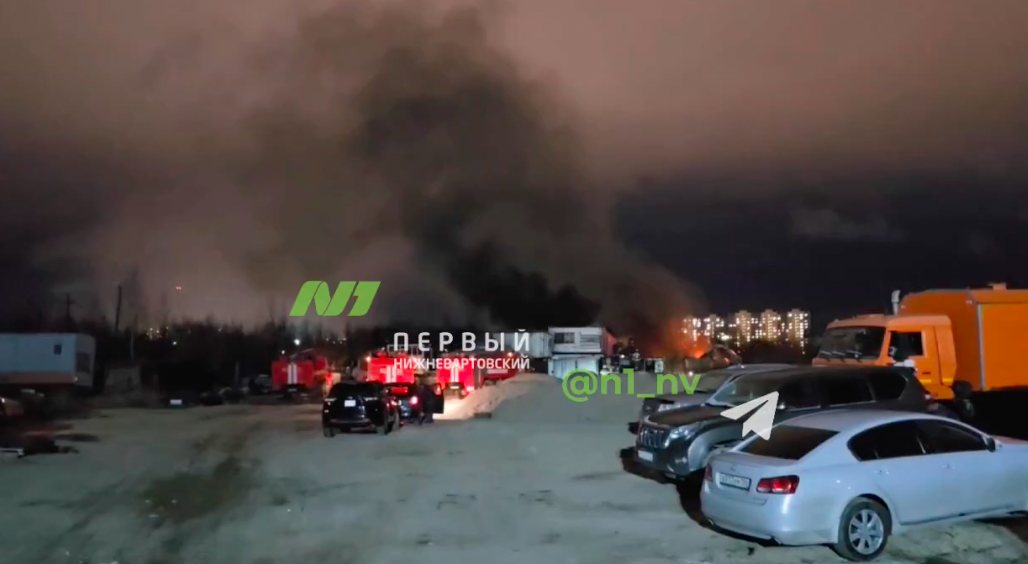 В Нижневартовске на складах вспыхнул крупный пожар