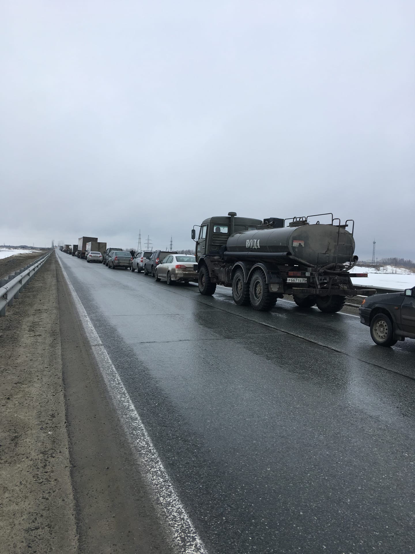 КПП на въезде в Нижневартовск спровоцировали пробки. Комментарии водителей