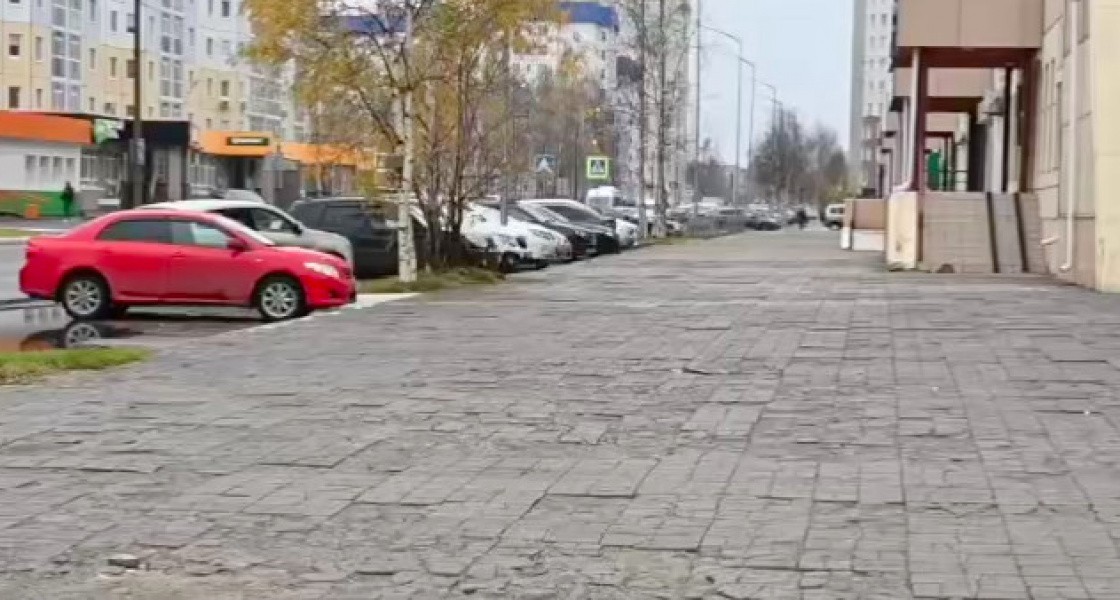 В Нижневартовске жильцы дома на разбитой улице отказываются от ремонта тротуара