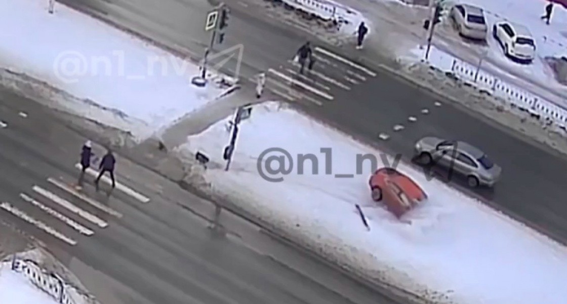 В Нижневартовске водитель на огромной скорости чуть не сбил людей. ВИДЕО