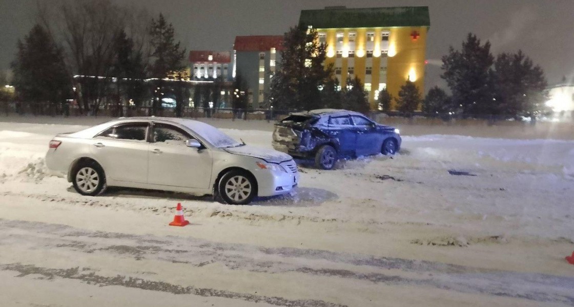 В Нижневартовске молодой лихач на Camry снес припаркованный автомобиль