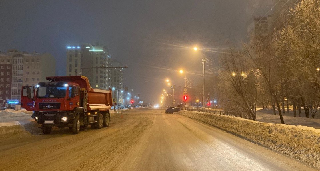 В Нижневартовске легковушка влетела под грузовик