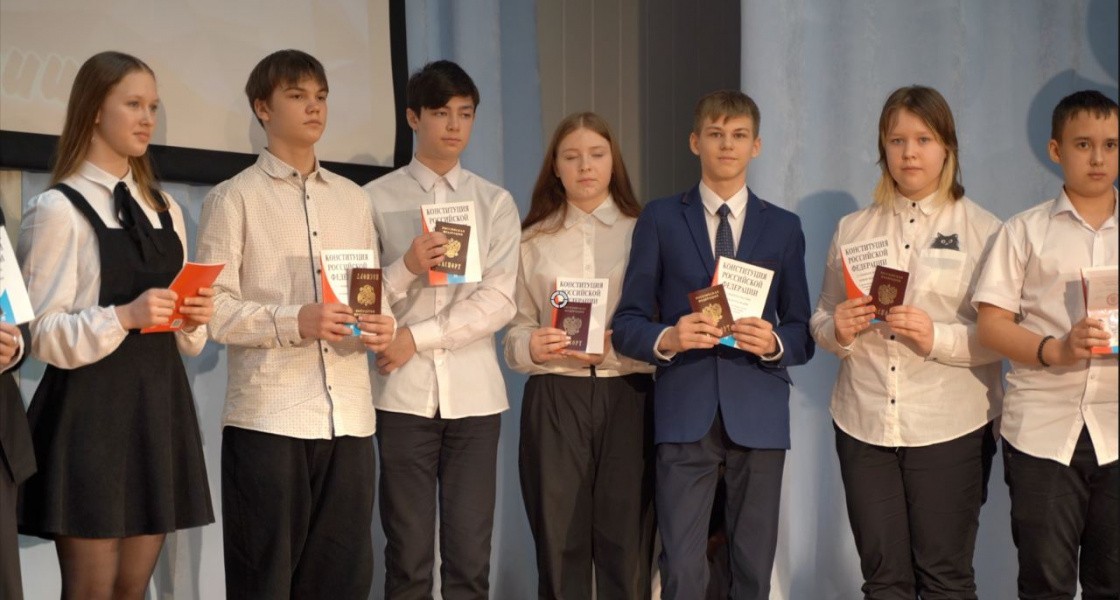 Школьникам из Нижневартовска торжественно вручили первые паспорта. ВИДЕО