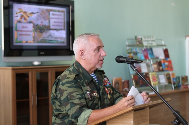 Книжная выставка «На пути в солдатский строй»