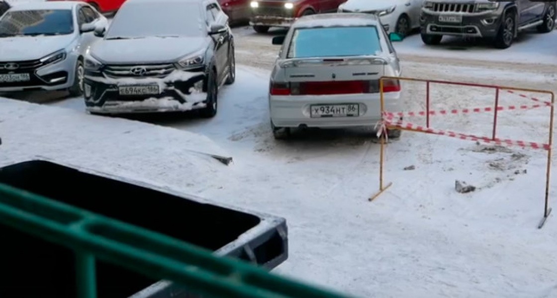 Жителей Нижневартовска могут штрафовать за парковку у мусорных контейнеров