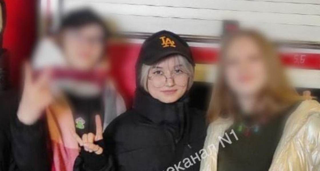 В Нижневартовске девочку выгнали из школы в легкой одежде после того, как у нее украли куртку