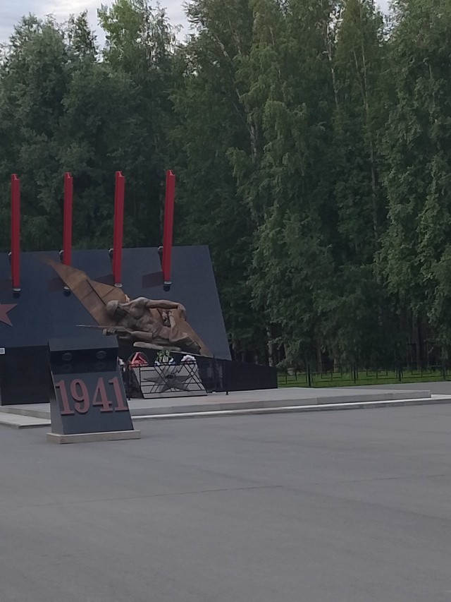В Нижневартовске дети ели кукурузу на мемориале в Парке Победы