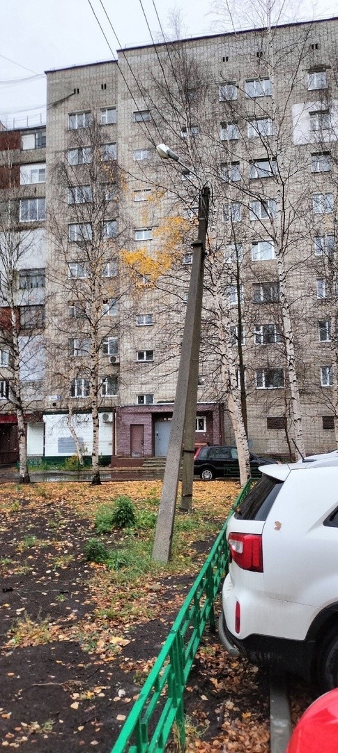 Жители Нижневартовска боятся, что старые фонарные столбы рухнут на детей
