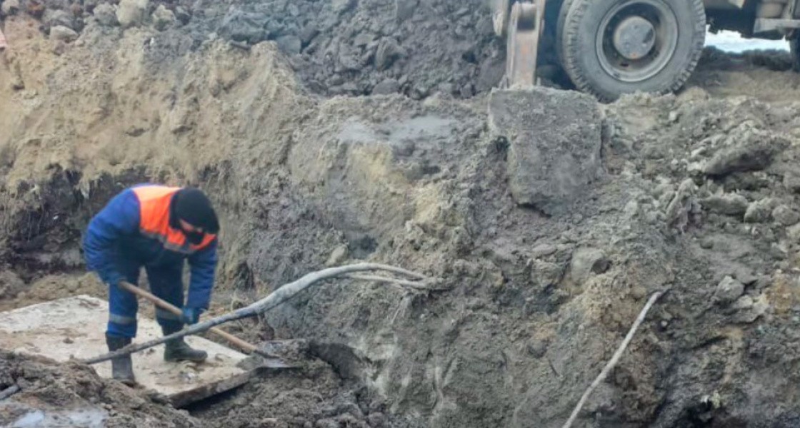 Власти Нижневартовска прокололи дорогу на въезде в город, чтобы спасти ее от потопа