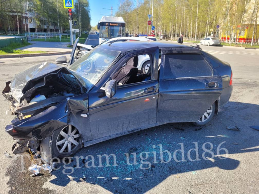 Водитель Приоры без прав устроил жесткое ДТП в Нижневартовске