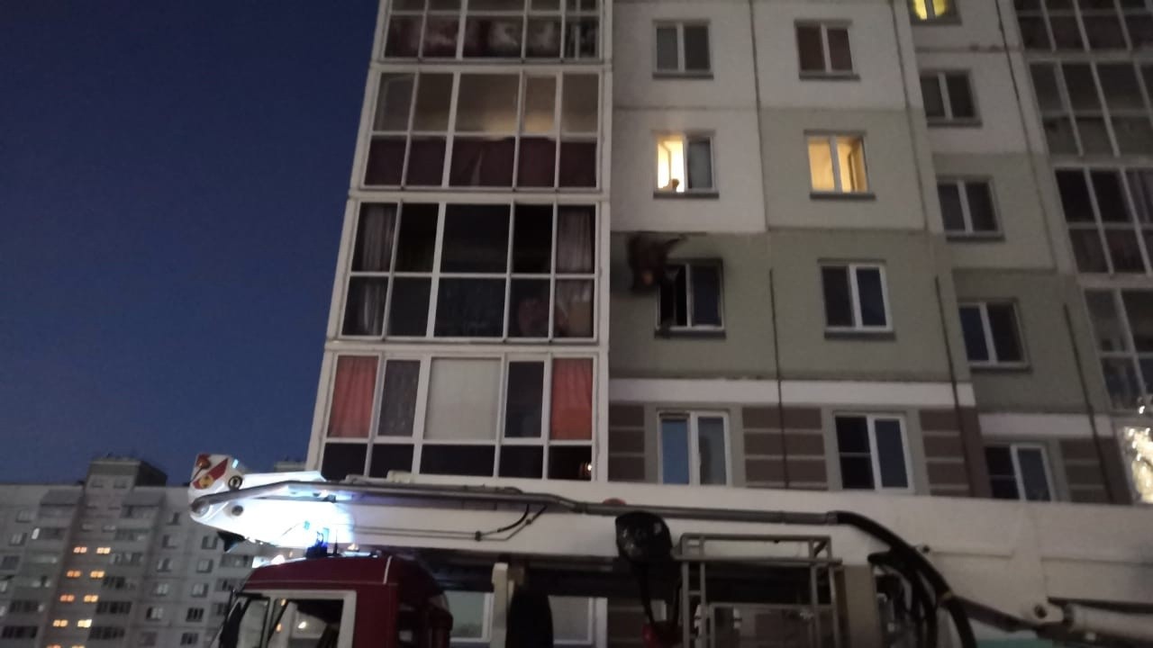 В Югре из горящей многоэтажки эвакуировали 87 человек