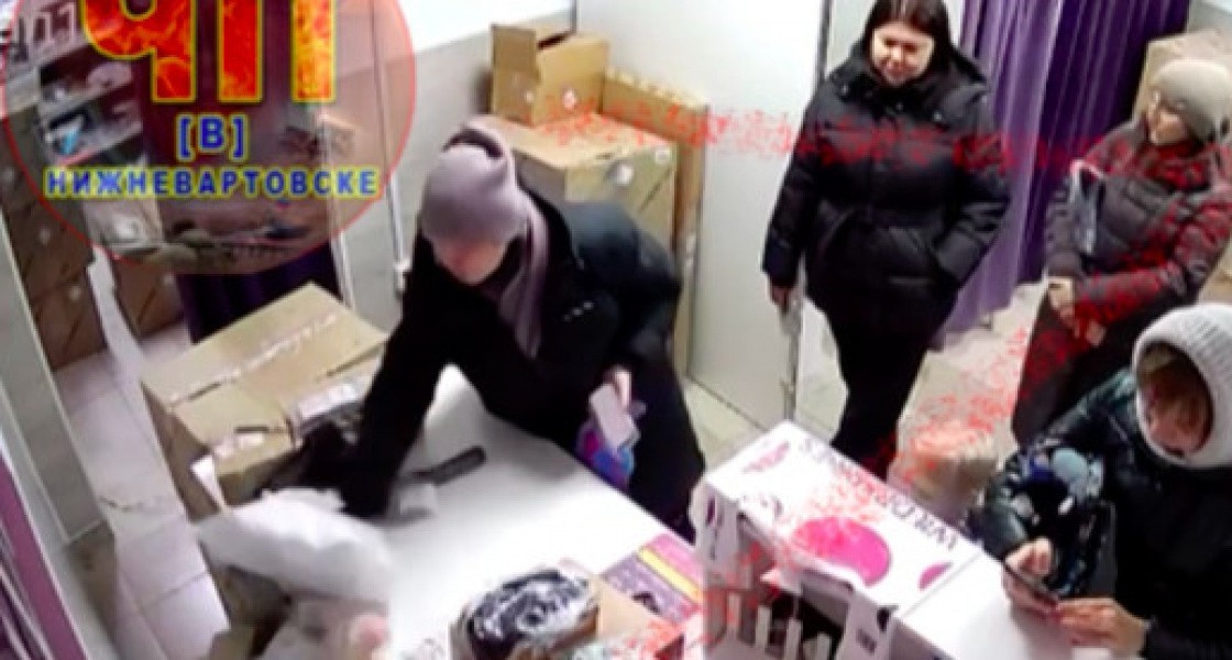 Жительница Нижневартовска устроила погром в Wildberries из-за проблем с получением заказа. ВИДЕО