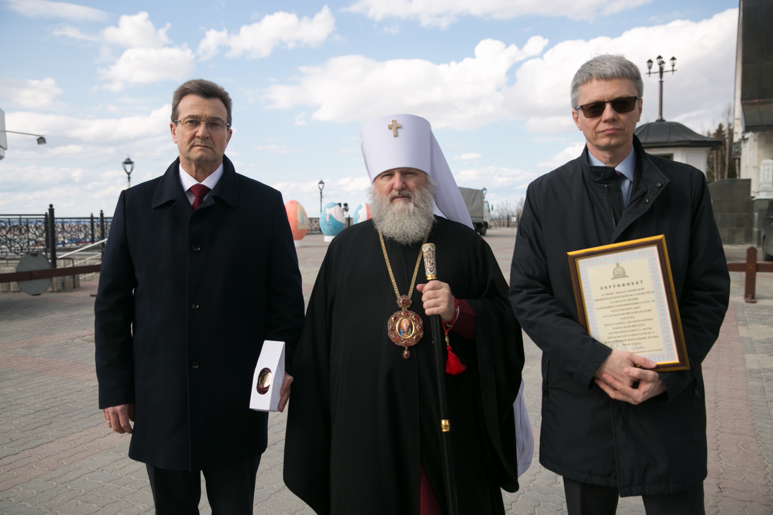 Югорский митрополит подарил медикам освященные аппараты ИВЛ