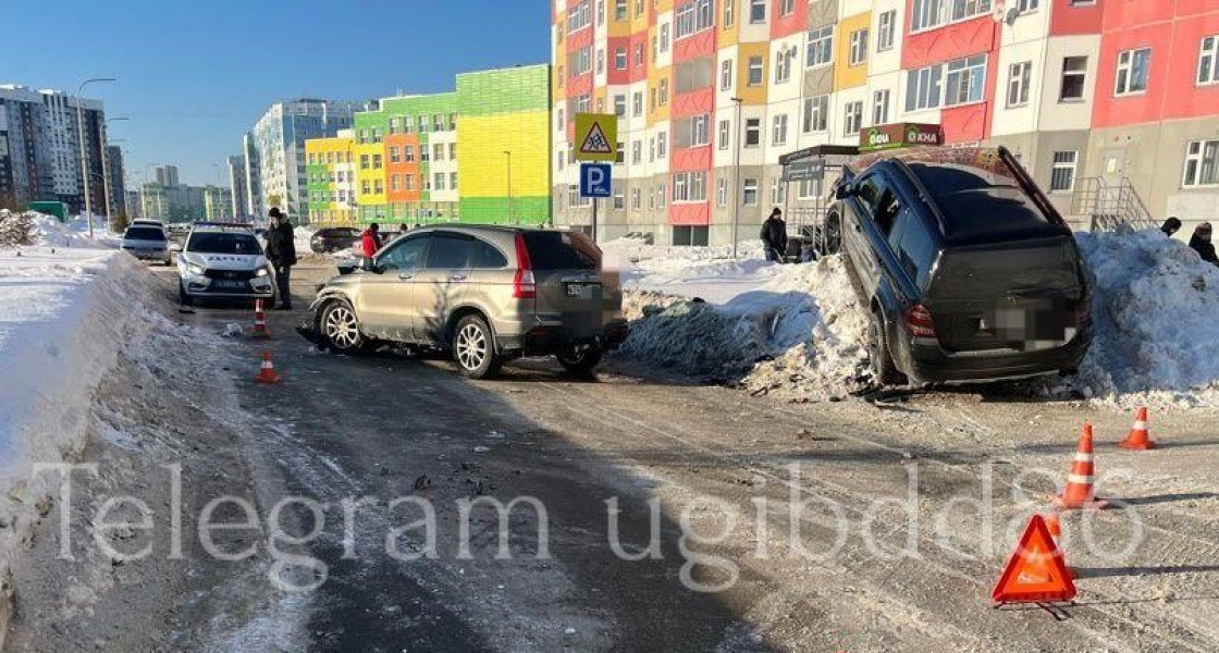 В Нижневартовске Honda загнала Mercedes на снежную гору