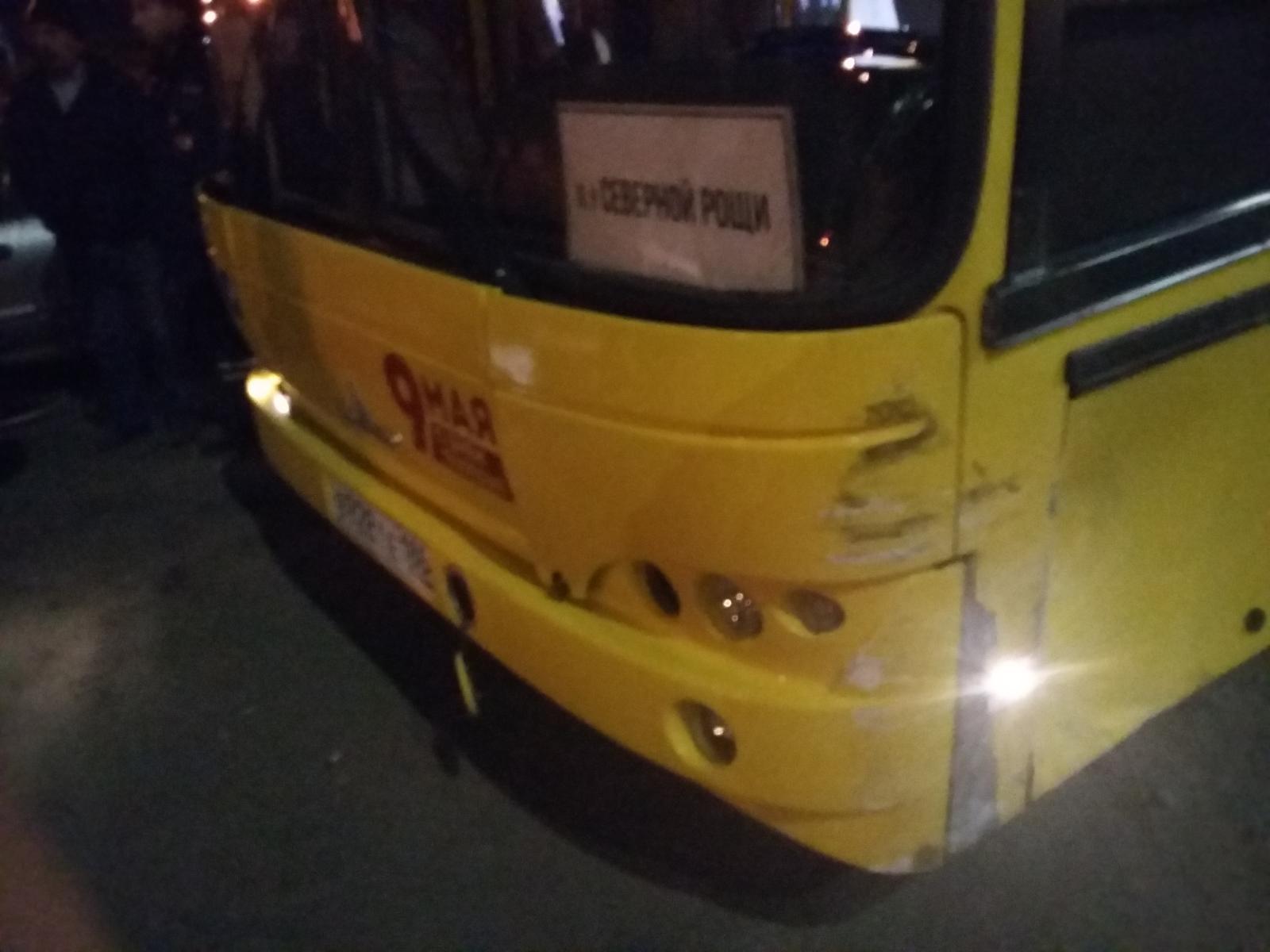 В Нижневартовске автобус врезался в легковушку