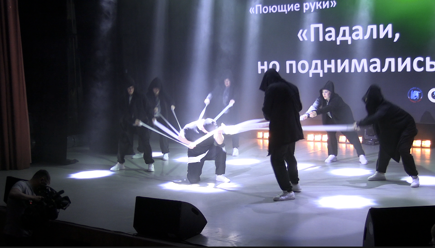 В Нижневартовске побывал необычный жестовый ансамбль «Поющие руки»