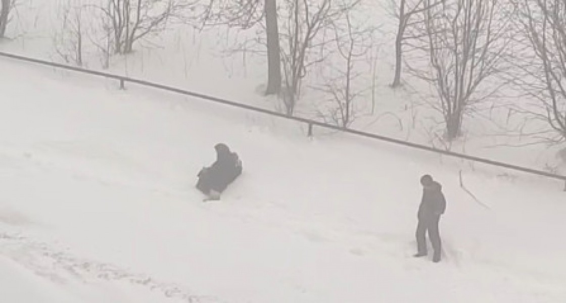 В Нижневартовске в снегах увязают автомобили и пешеходы. ВИДЕО. ФОТО