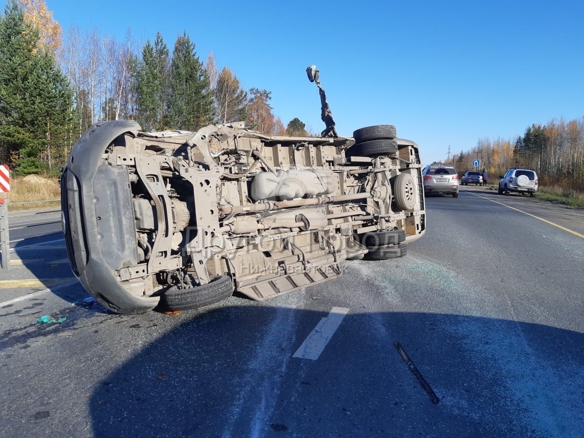 На повороте на Излучинск жестко столкнулись два автомобиля