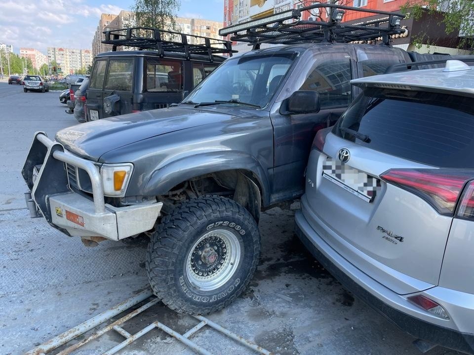 В Нижневартовске «Тойота» врезалась в «Мазду», а та еще в два автомобиля