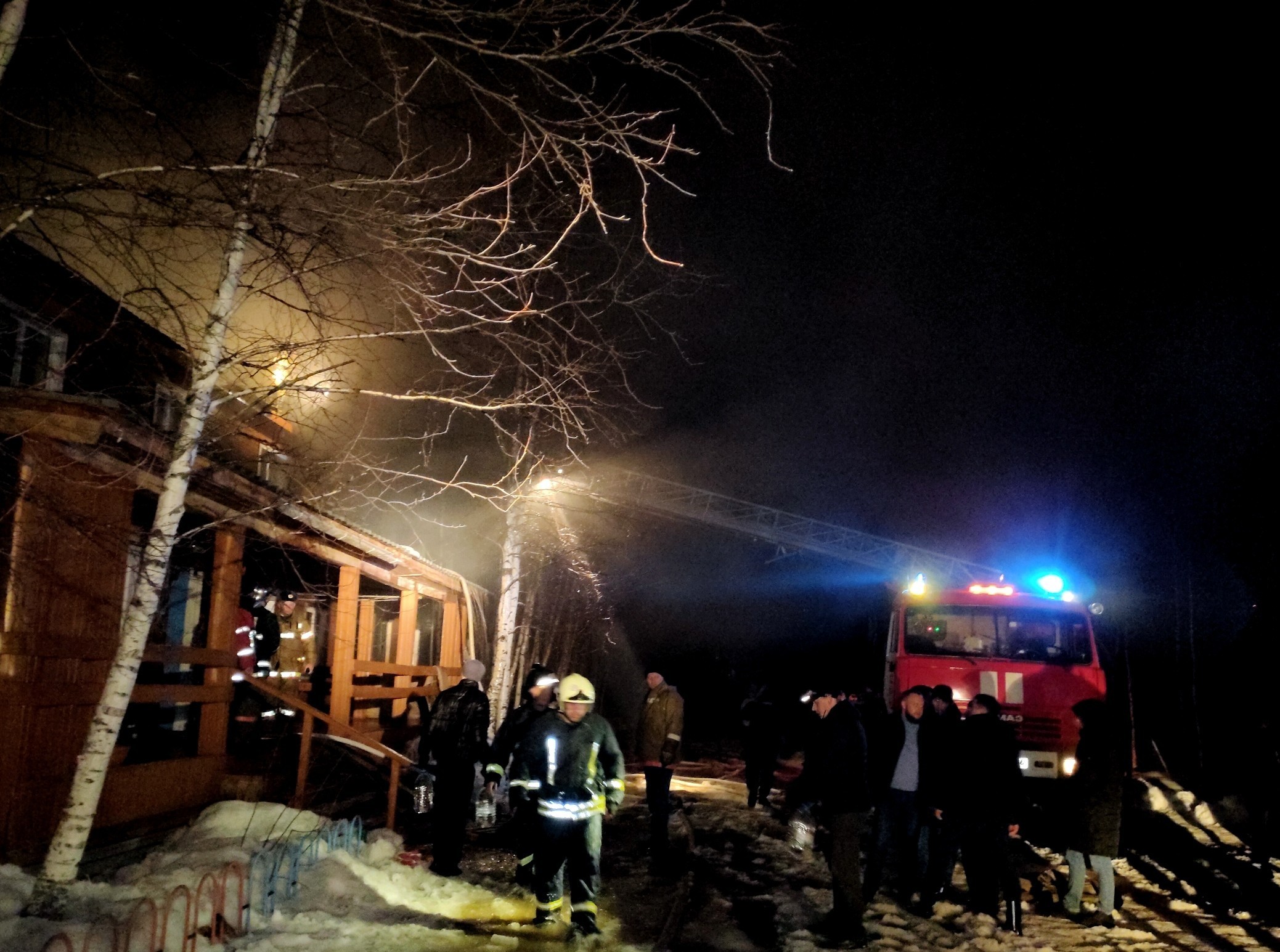 Пожарные спасли пятерых югорчан из горящего дома