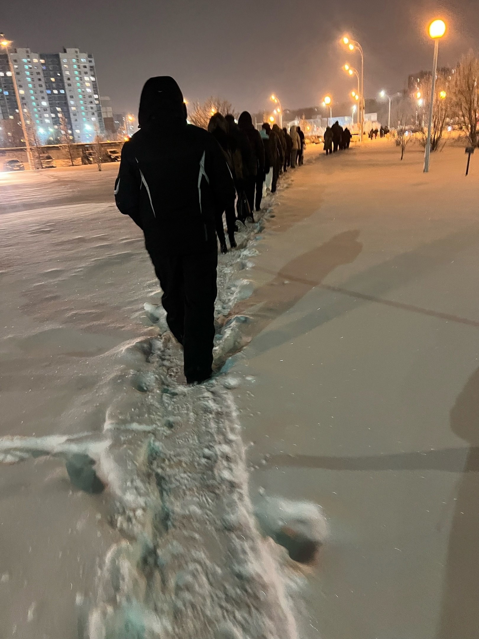 Жители Нижневартовска в ужасе от состояния платформы на железнодорожном вокзале
