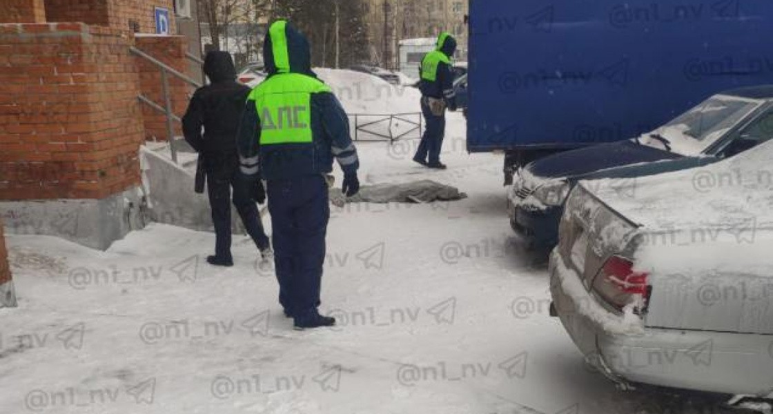 В Нижневартовске под окнами многоэтажки нашли труп мужчины