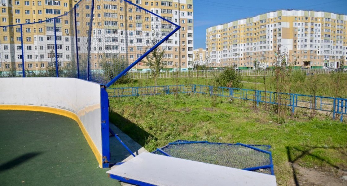 В Нижневартовске вандалы выломали ворота стадиона. ФОТО