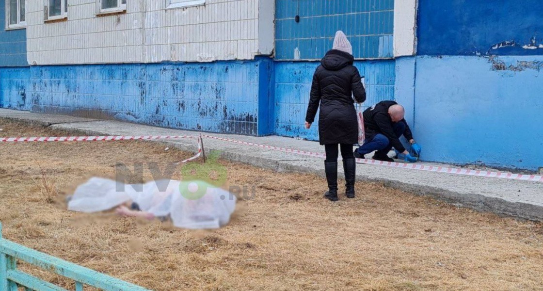 В Нижневартовске мужчина выпал из окна квартиры на 11 этаже