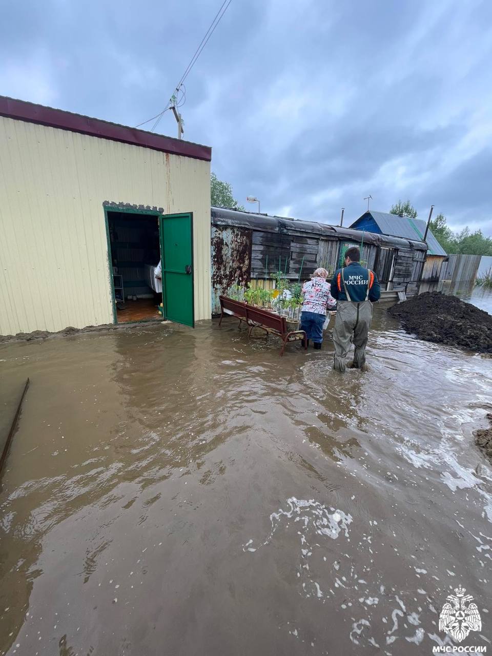 В Нижневартовске из-за резкого подъема воды утонул автомобиль