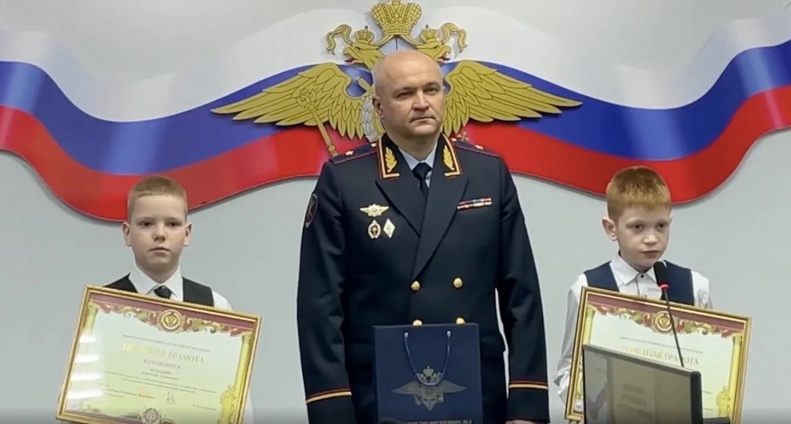 Глава МВД России наградил двух мальчиков из Нижневартовска за сумку с крупной суммой