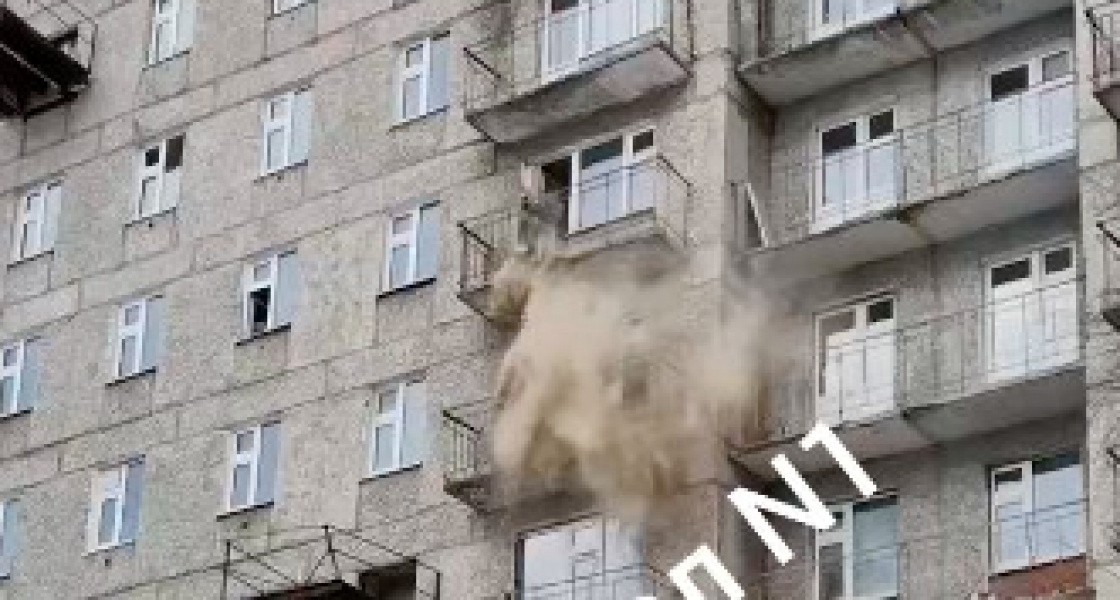В Нижневартовске строители разбрасывают мусор и ломают деревья на территории бывшей окружной больницы