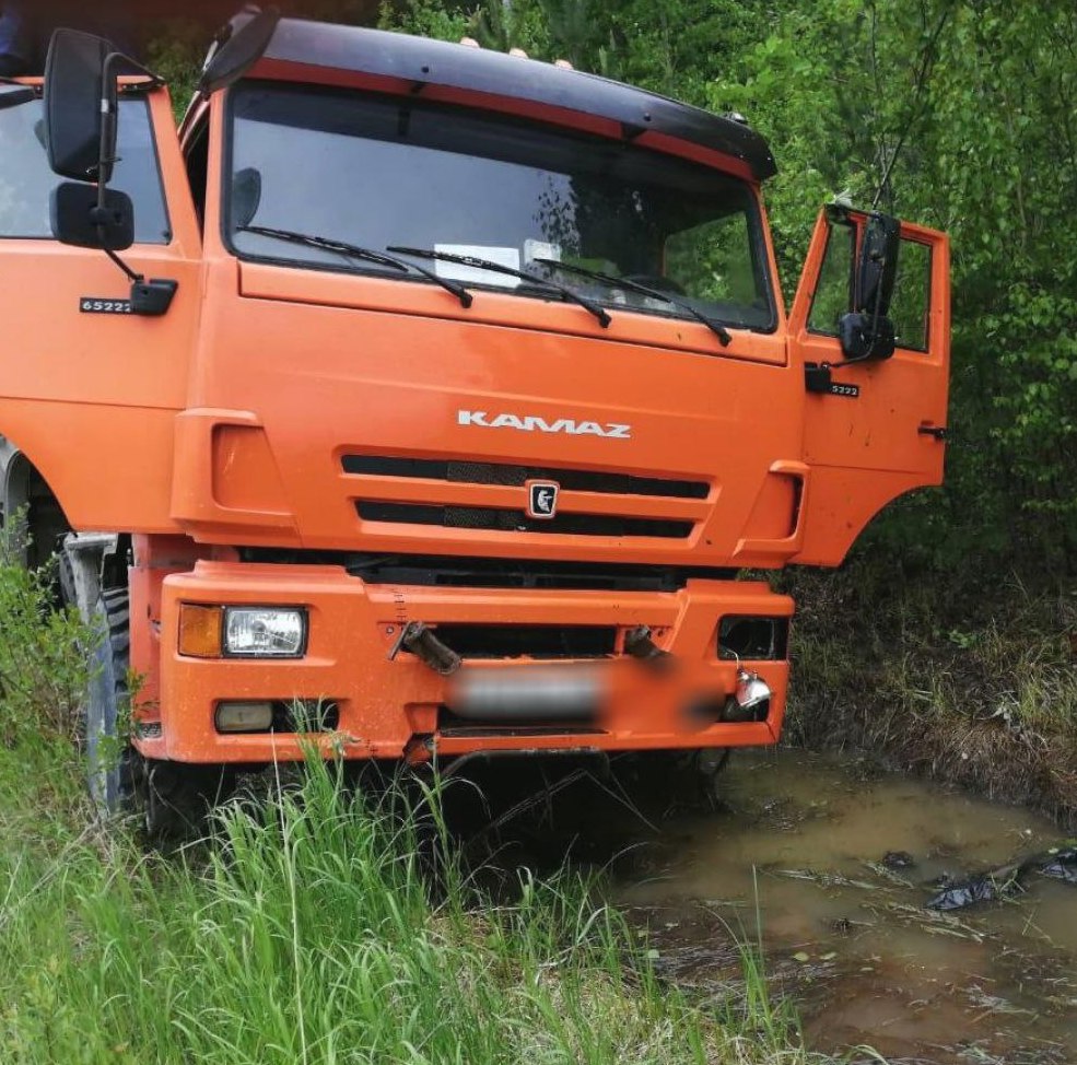 В Югре автомобиль столкнулся с КамАЗом и перевернулся. Водитель погиб