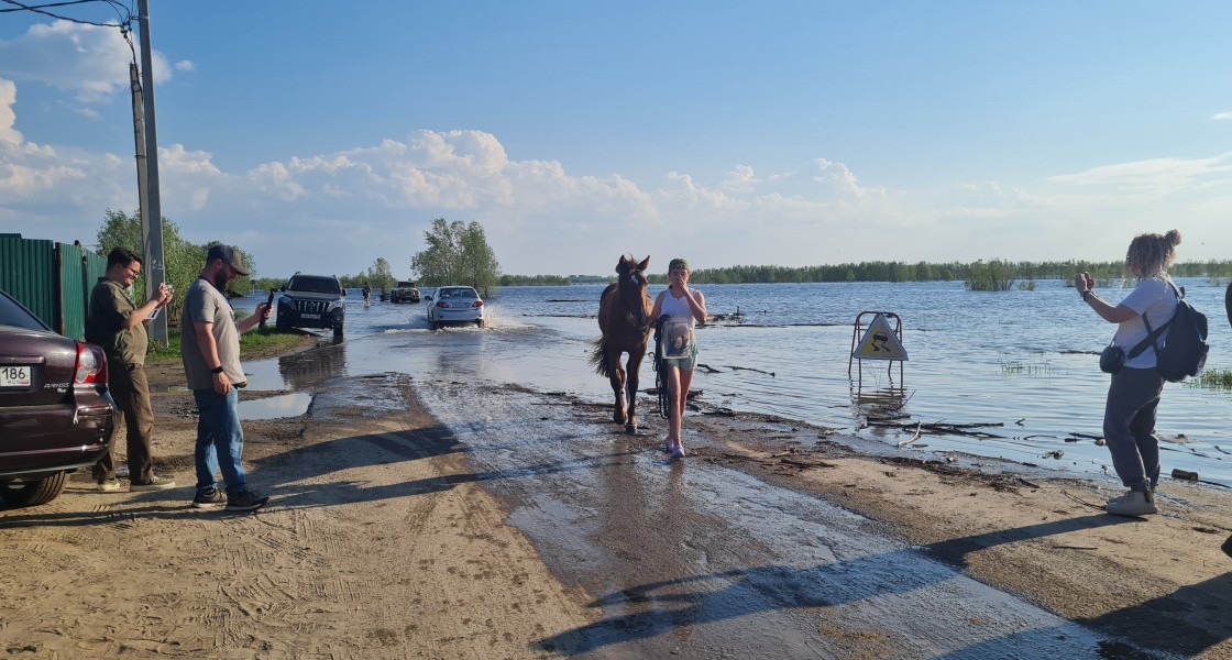 Жители Нижневартовска боятся покидать затопленные дома из-за мародеров