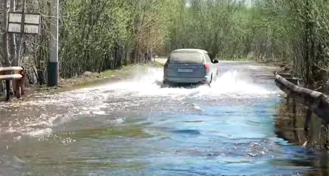 В Нижневартовске затопило последний мост, ведущий к дачам на РЭБ Флота
